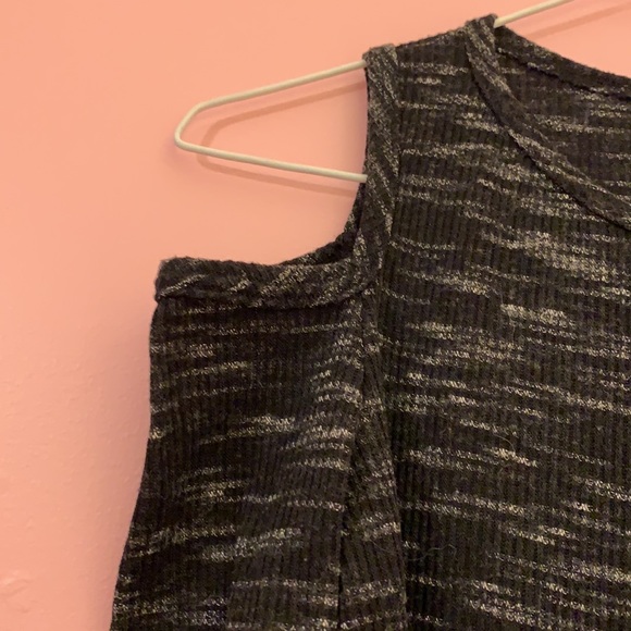 Cold shoulder 3/4 length top - Picture 3 of 4